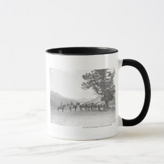 Taza Hombres con los packhorses que miran sobre una