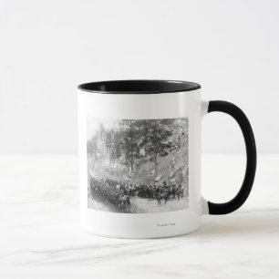 Taza Hombres militares en filas en una fotografía de ca