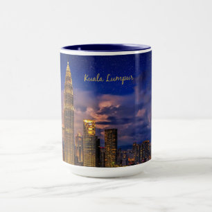 Taza horizonte de Kuala Lumpur por la noche
