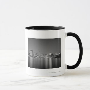 Taza Horizonte de la ciudad en la noche