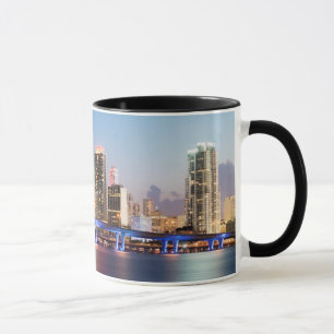 Taza Horizonte iluminado de Miami céntrica en la