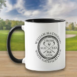 Taza Hoyo elegante en un solo golf personalizado<br><div class="desc">Con un diseño retro clásico con efecto de sello antiguo. Personalice el nombre,  el número de taladro de la ubicación y la fecha para crear un gran conservador de golf para celebrar ese fantástico hoyo en uno. Diseñado por Thisisnotme©</div>