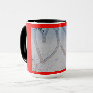 Taza huella de dos corazones dibujados en la nieve en u