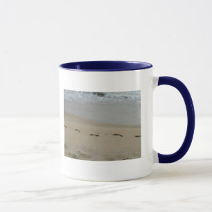 Taza Huellas en la arena Mug