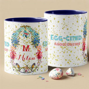 Taza Huevo citado sobre monograma decorativo con flores