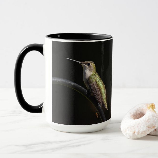 Taza Hummingbirds sobre negro (Con donut)