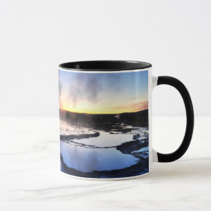 Taza Humo del géiser en la puesta del sol