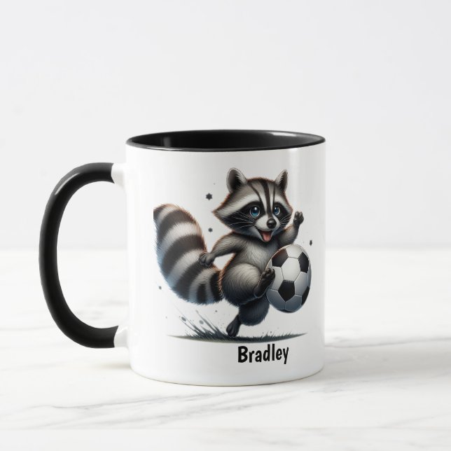 Taza Humor animal gracioso Raccoon jugando al fútbol (Izquierda)
