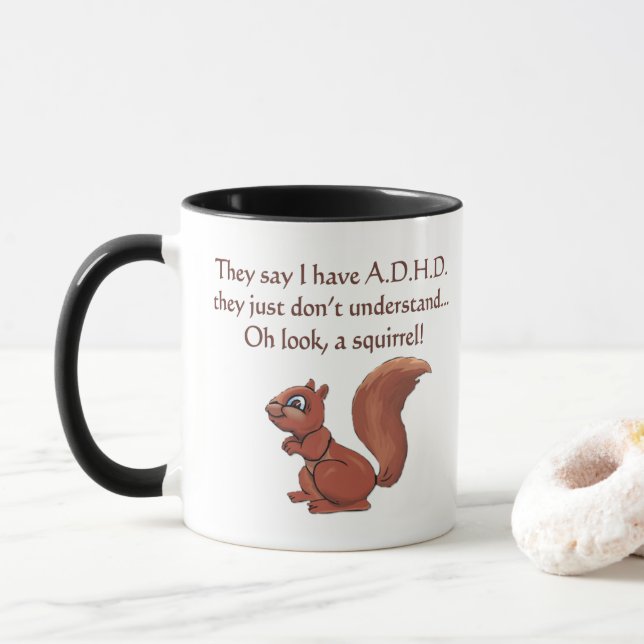 Taza Humor de la ardilla de ADHD (ambos lados) (Con donut)