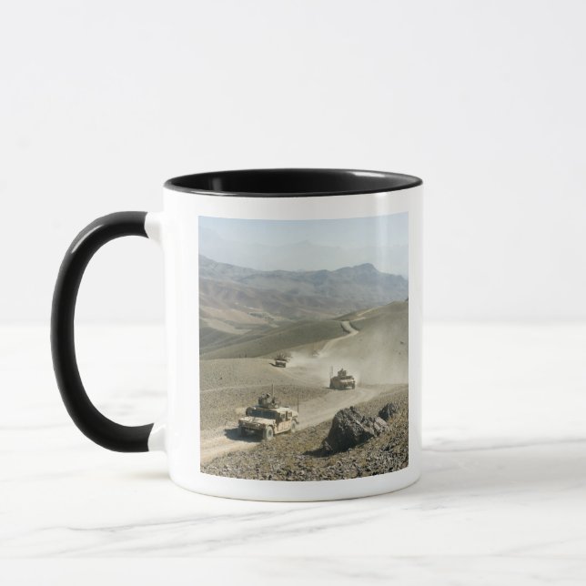 Taza Humvees recorre caminos montañosos escarpados (Izquierda)