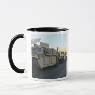Taza Humvees se sienta en el embarcadero en la ciudad