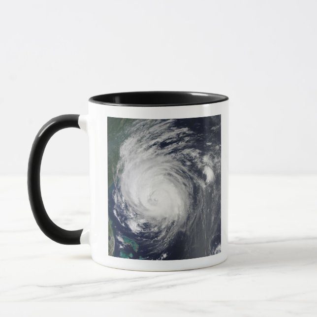 Taza Huracán Earl en la costa de Carolina del Norte (Izquierda)