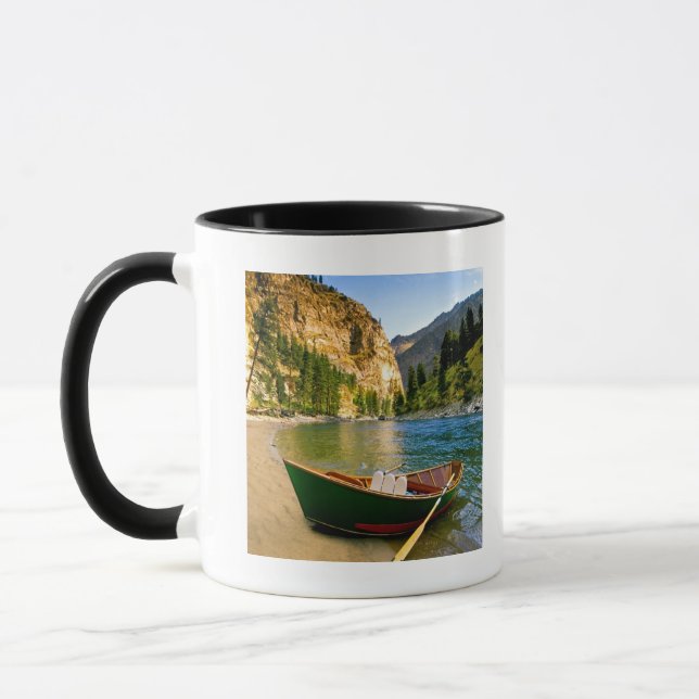 Taza IDAHO, barco de pesca en una playa arenosa en (Izquierda)