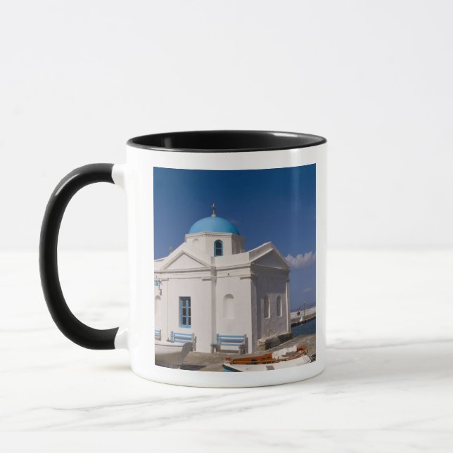 Taza Iglesia blanca en la playa cerca del mar Egeo en (Izquierda)