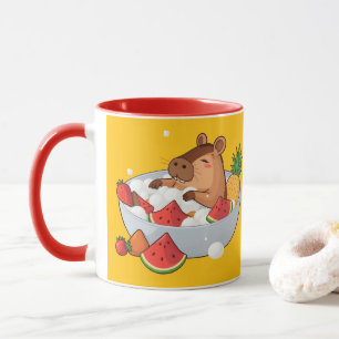 Taza Ilustración adorable de carpincho en baño de fruta