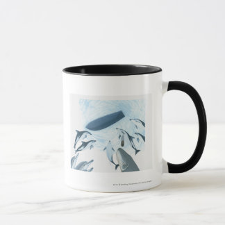 Taza Ilustracion de los delfínes que miran para arriba
