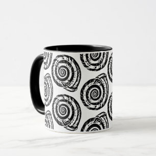 Taza Impresión de bloques de conchas espirales, negro y