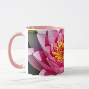 Taza Impresión floral de nenúfar rosa