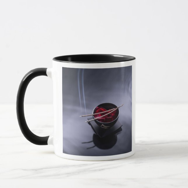 Taza Incienso ardiente encima del cuenco de pétalos (Izquierda)