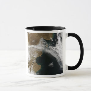 Taza Incinere el penacho de la erupción del volcán de