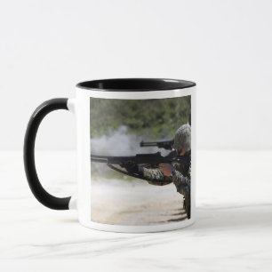 Taza Infantes de marina que encienden las escopetas