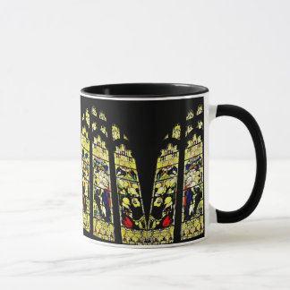Taza inglesa vieja de la ventana de la iglesia del