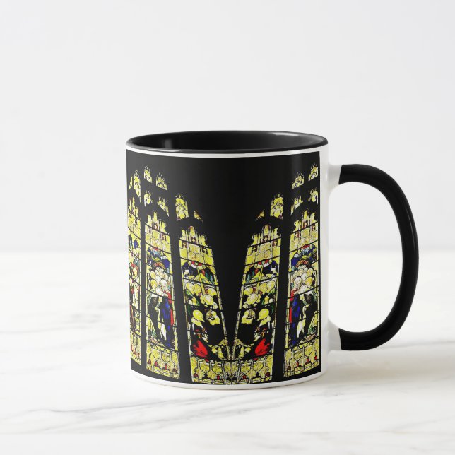 Taza inglesa vieja de la ventana de la iglesia del (Derecha)