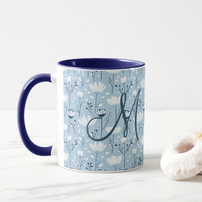 Taza Inicial de monograma boho flores azules y blancas  (Con donut)