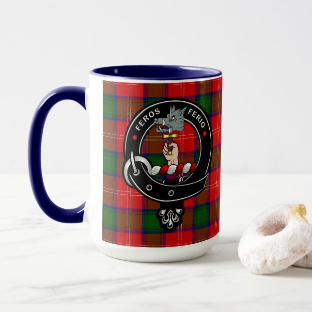 Taza Insignia y envolvimiento de clan chisholm alrededo (Con donut)