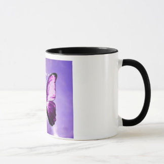 Taza inspiradora de la mariposa púrpura del