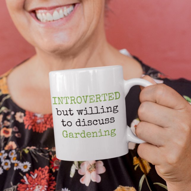 Taza Intervertido jardinería Citas divertidas (introverted but willing to discuss gardening funny quotes mugs)