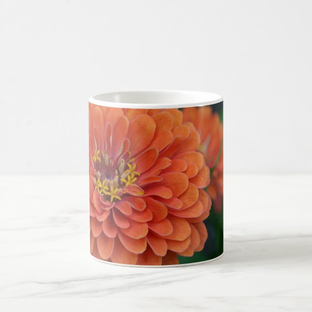 Taza intrépida grande de la flor del Zinnia (Centro)