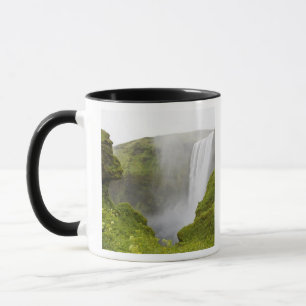 Taza Islandia. La cascada de Skogarfoss se precipita so