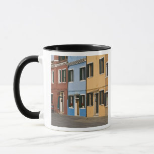 Taza Italia, Burano. Fila colorida de casas y calle vac