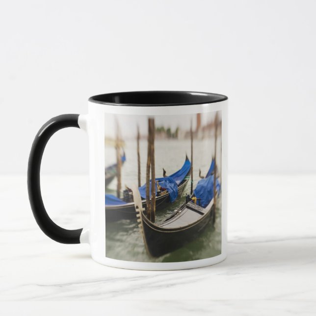 Taza Italia, Venecia, el foco selectivo de Gondola en e (Izquierda)