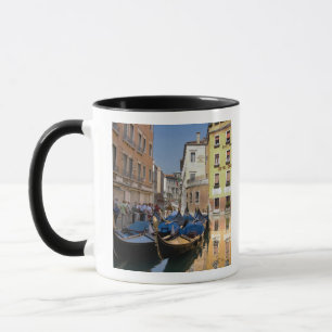 Taza Italia, Venecia, góndolas amarradas a lo largo del
