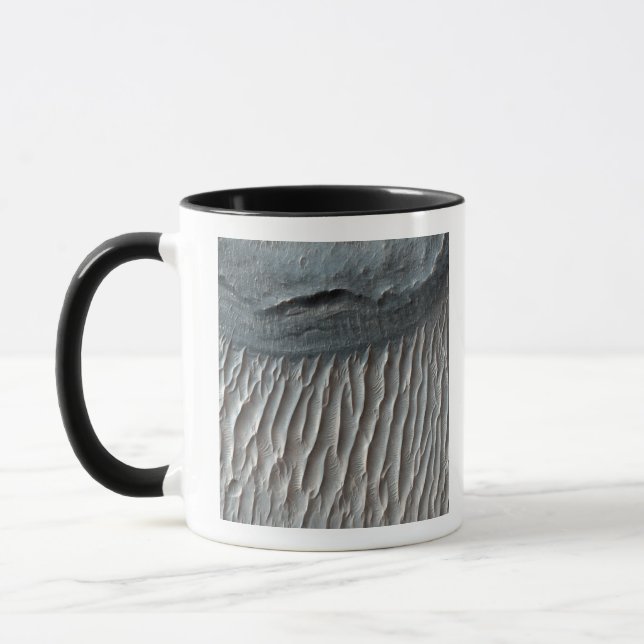 Taza Ius Chasma, un gran cañón en Marte (Izquierda)