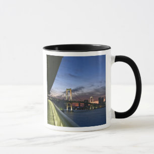 Taza Japón. Tokio. Puente Arcoíris en la Bahía de Tokio