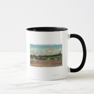 Taza Jinetes que acaban la carrera de caballos en el
