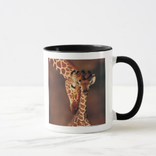 Taza Jirafa adulta con el becerro (camelopardalis del
