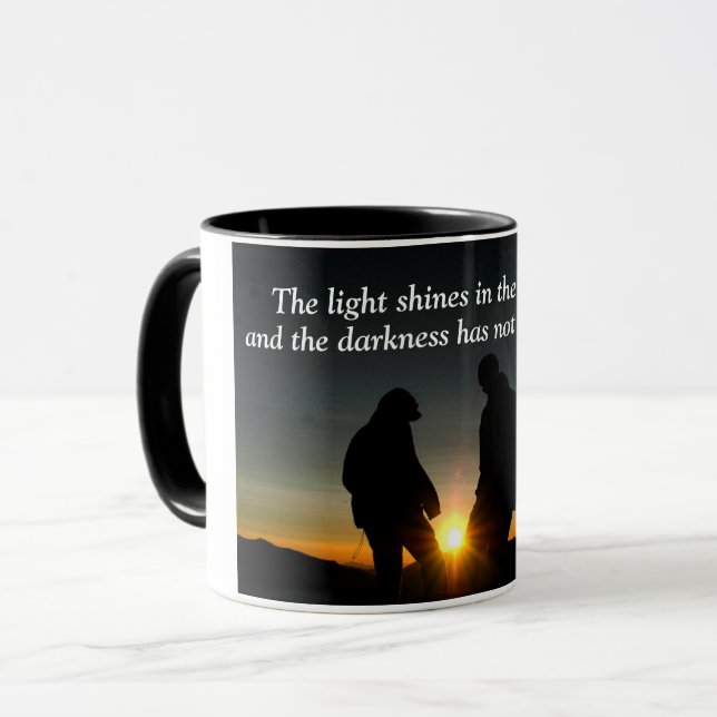 Taza Juan 1:5 La luz brilla en la oscuridad (Anverso izquierdo)