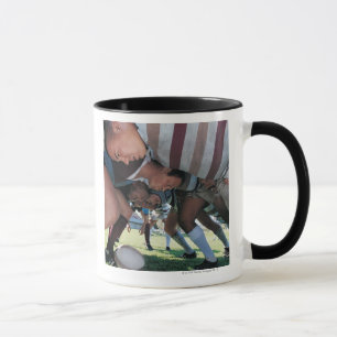 Taza Jugadores de la unión del rugbi en un melé