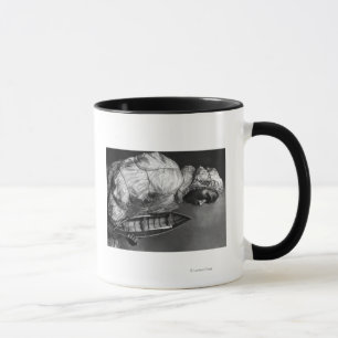 Taza Kayaker que lleva la chaqueta impermeable con el