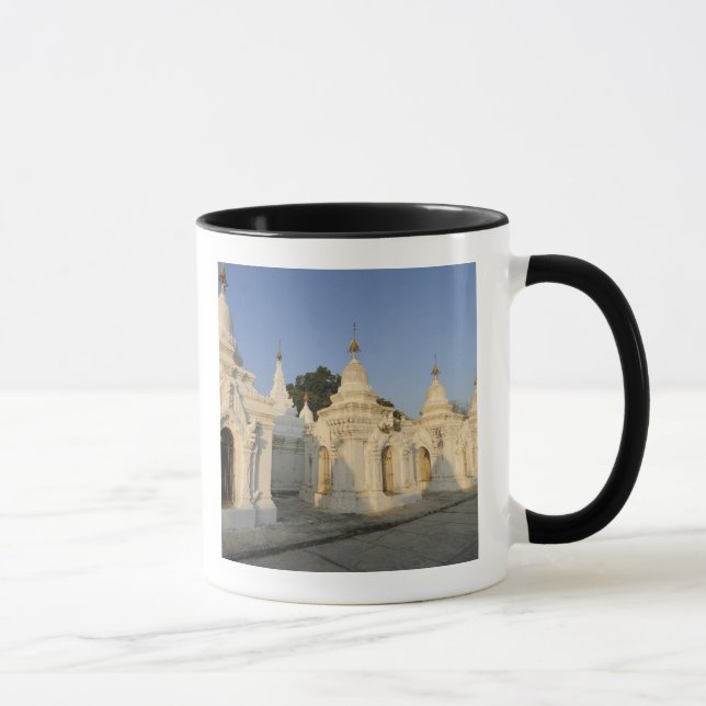Taza Kuthodaw Pagoda en Mandalay, conocida como la (Derecha)
