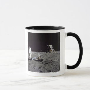 Taza La aldrina mira detrás la base de la tranquilidad