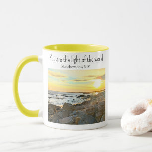 Taza La Biblia de la foto del atardecer dorado contra e