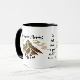 Taza La Biblia marrón en movimiento en montaña Verse Pe