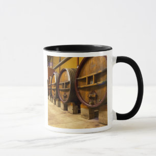 Taza La bodega de la bodega con grandes y viejas barric