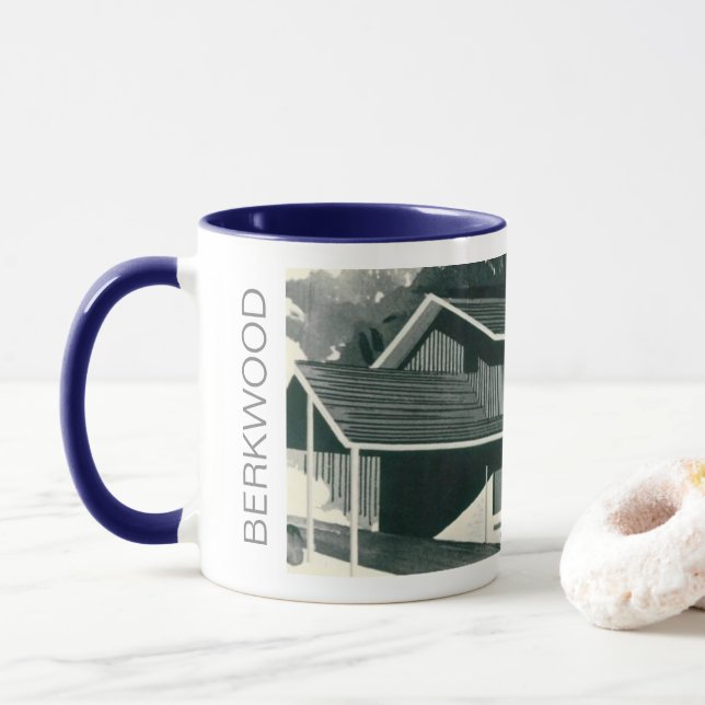 Taza La casa moderna Berkwood de mediados del siglo XX (Con donut)