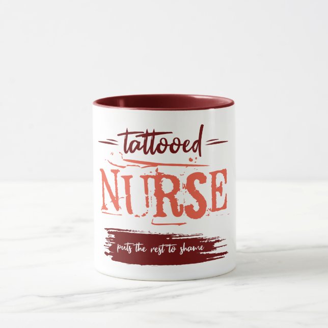 Taza La enfermera tatuada pone el resto en vergüenza. I (Centro)